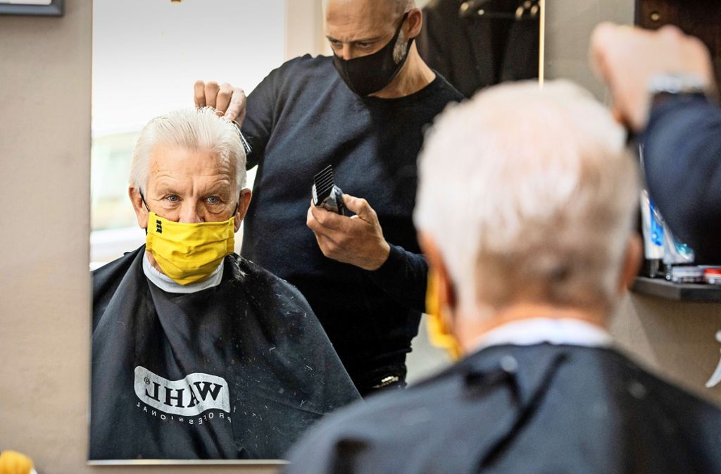 Coronavirus: Ministerpräsident in Stuttgart beim Friseur: Winfried Kretschmann  hat  wieder die Haare  schön