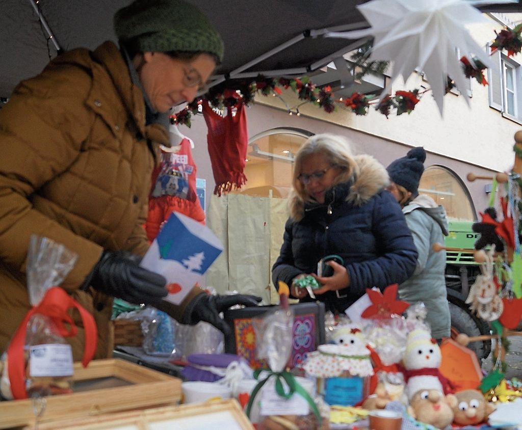 BAD CANNSTATT:  Niklasmarkt zaubert Weihnachtsstimmung in die Marktstraße: Von echten und gespielten Schneeflocken