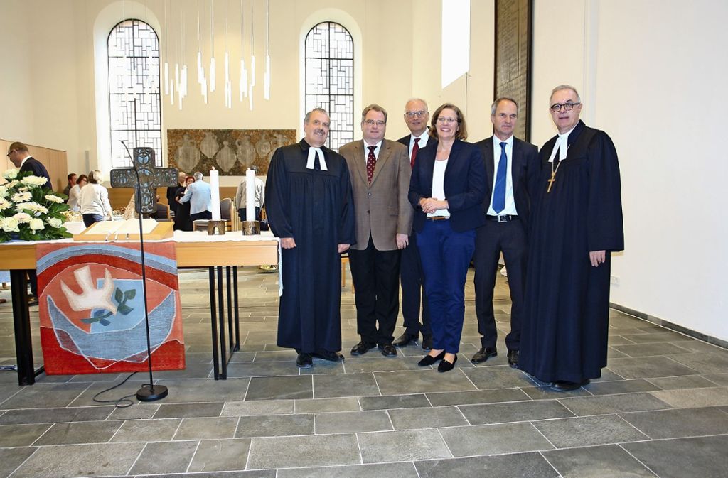 Stadtkirche nach  Renovierung mit Landesbischof July feierlich eingeweiht: Landesbischof July beim Eröffnungsgottesdienst