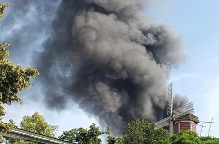 Berichte über Explosionen: Feuer bricht in Europa-Park aus