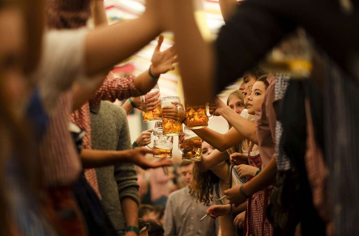 Zusammen mit Freunden auf den Bierbänken tanzen und das kühle Bier genießen – es wird uns in diesen Frühling fehlen (Archivbild). Foto: LICHTGUT/Leif Piechowski