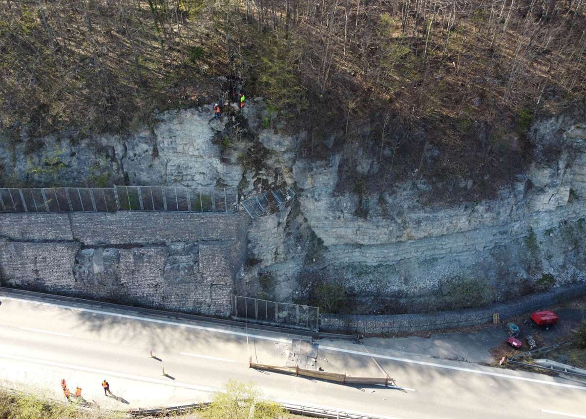 An der Felswand am Albabstieg hatten sich große  Gesteinsmengen gelöst. Foto: Pressefoto Horst Rudel