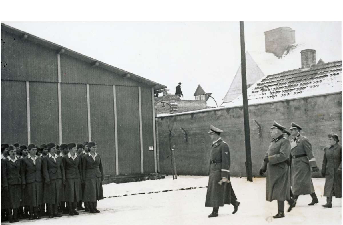 Der Reichsführer SS Heinrich Himmler inspiziert das KZ Ravensbrück. Ganz rechts am Bildrand marschiert in seinem Gefolge die Oberaufseherin Johanna Langefeld