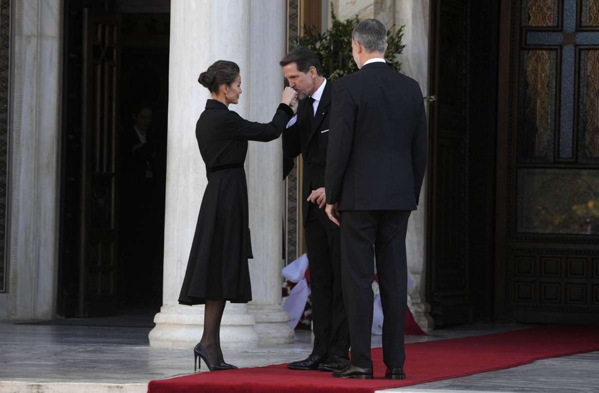 Prinz Pavlos küsst der spanischen Königin Letizia die Hand.