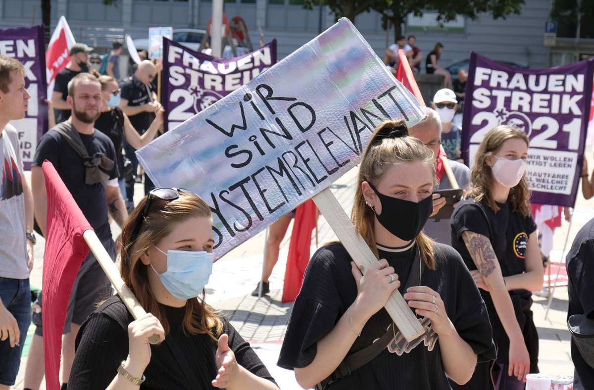 Protest in Stuttgart: Demonstranten fordern soziale Gerechtigkeit in Corona-Krise