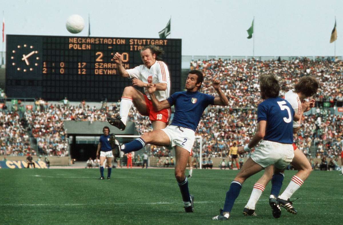 WM 1974: Die starke polnische Mannschaft (links Robert Gadocha) besiegt im Stuttgarter Neckarstadion  vor 70 000 Zuschauern Italien mit 2:1.