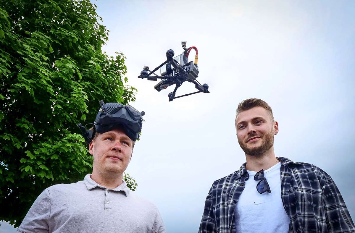Im Drohnenfieber: Firmenchef Nick Grossmann (rechts) und Mitarbeiter Jörg Franken. Foto:  