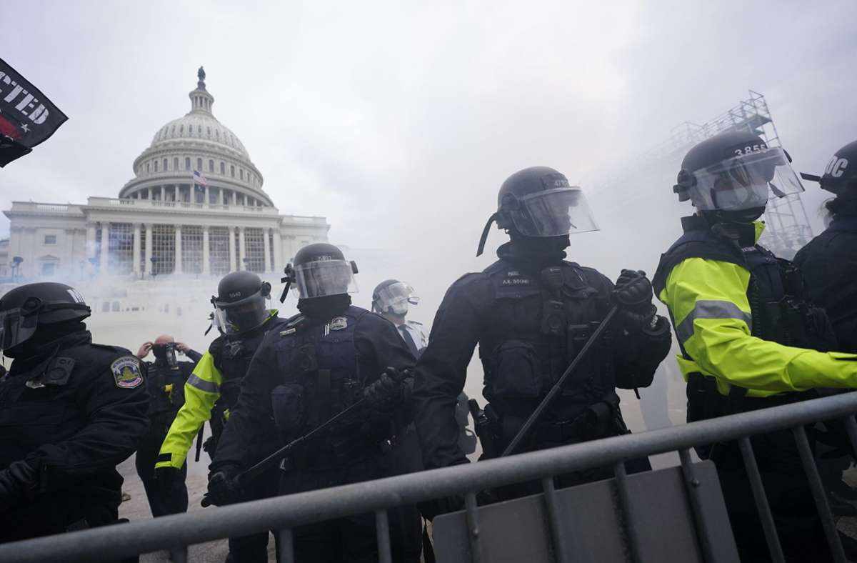 Ausschreitungen  in Washington: 68 Festnahmen bei Unruhen am US-Kapitol –  56 Polizisten verletzt