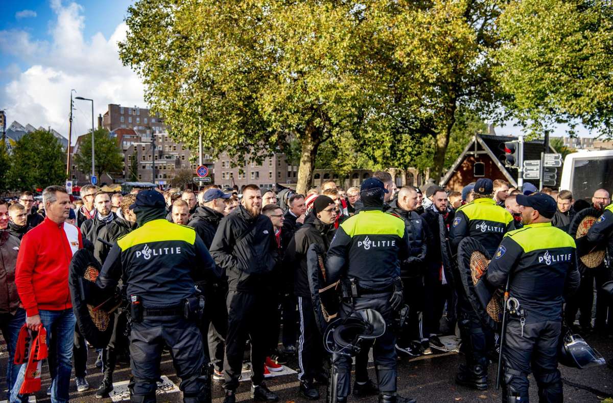 Union-Fans und Polizisten standen sich in Rotterdam gegenüber. Foto: dpa/ROBIN UTRECHT
