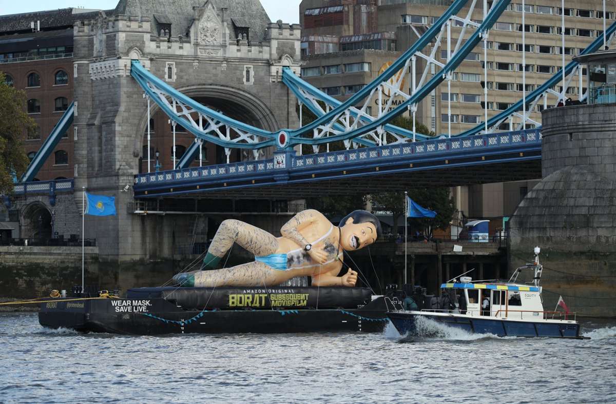 Ein Werbeboot für den neuen „Borat“-Film auf der Themse in London