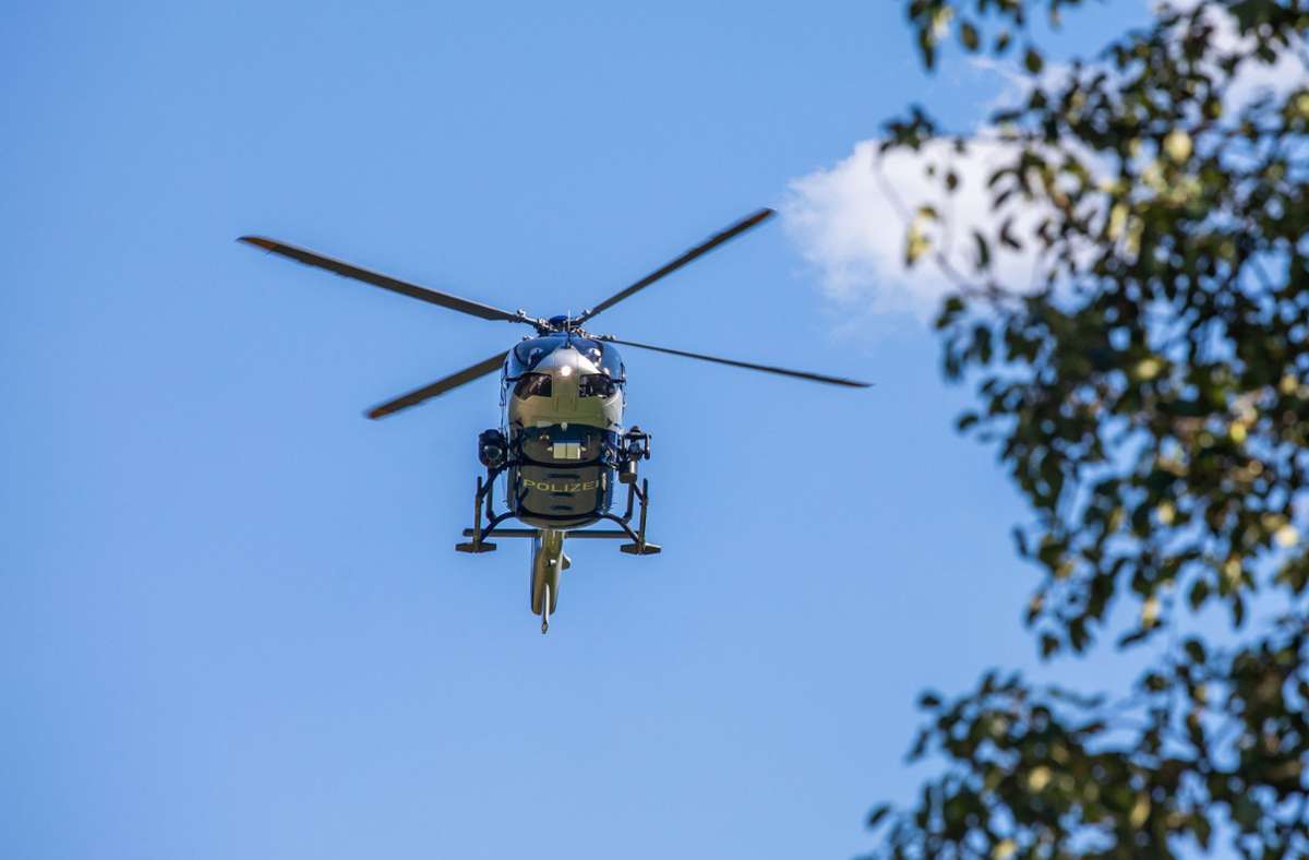 Auch eine Hubschrauberstaffel unterstützt die Einsatzkräfte der Polizei in Baden-Baden. (Symbolbild) Foto: dpa/Philipp von Ditfurth