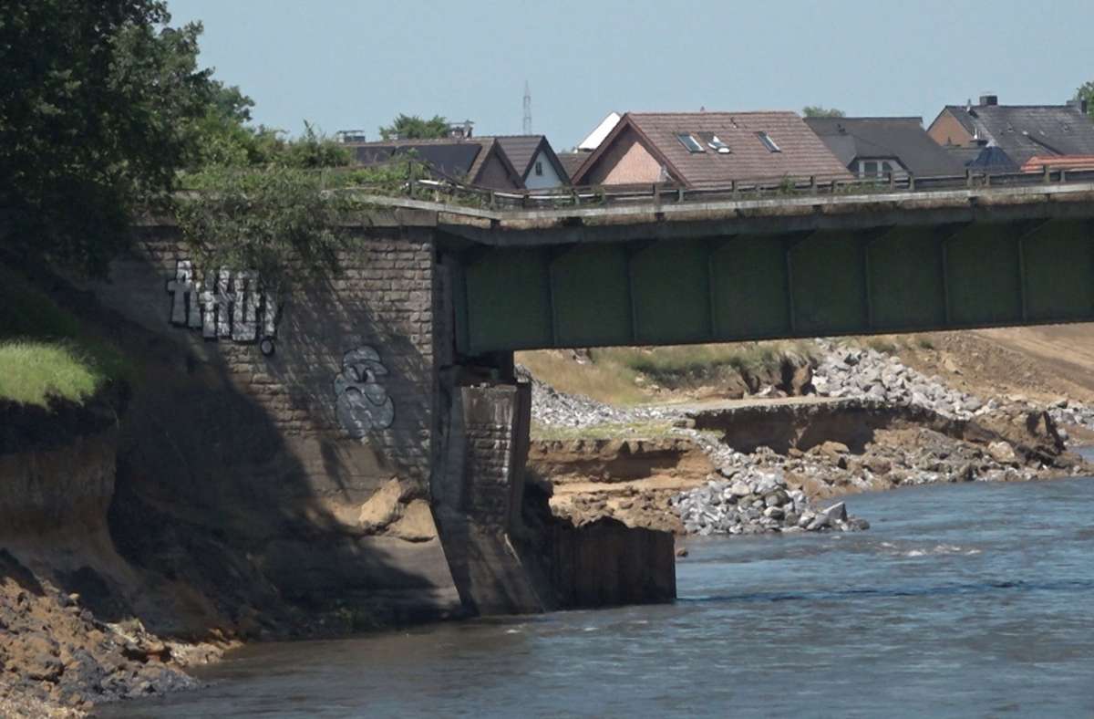 Unwetter am Niederrhein: Bahnbrücke sackt nach Hochwasser ab