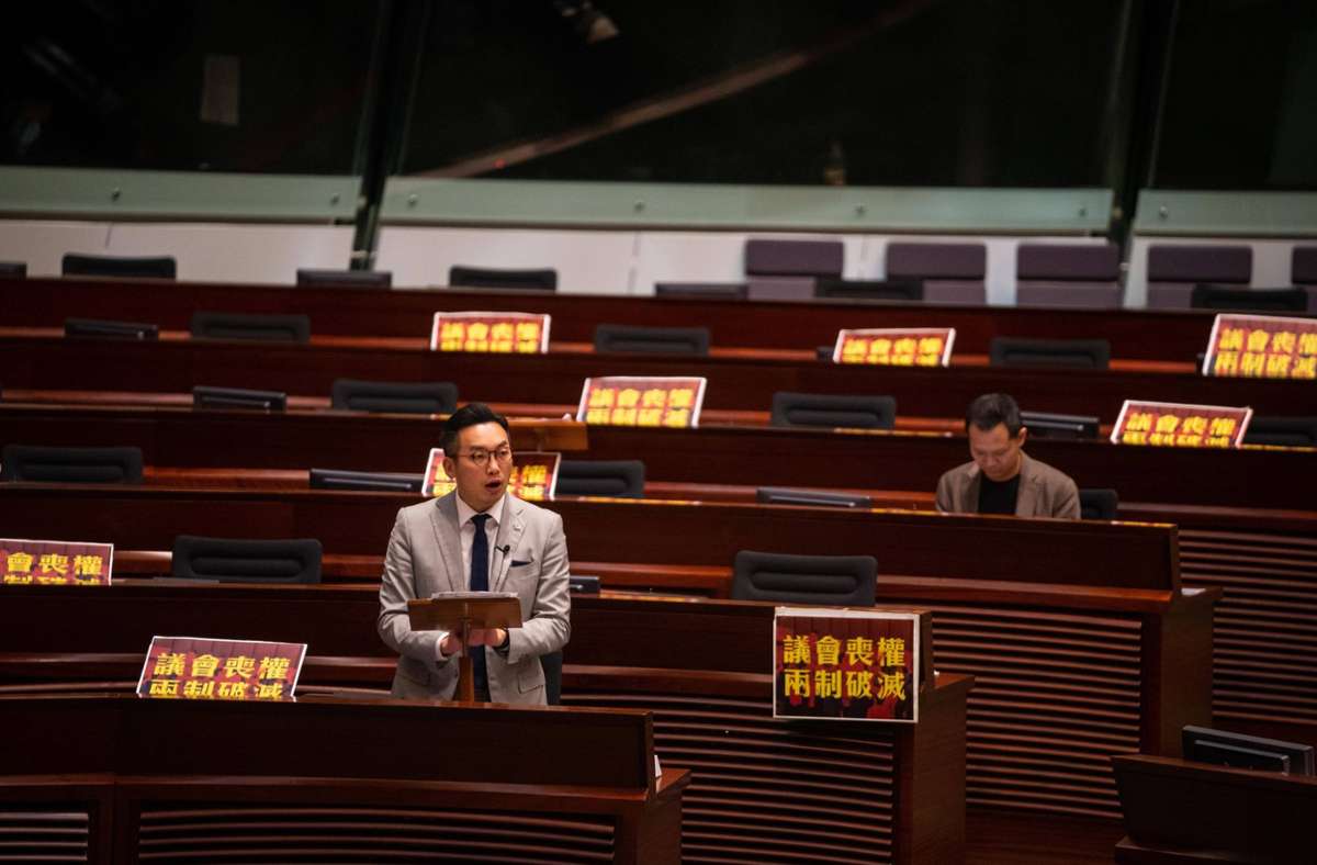 Nach Ausschluss von Oppositionspolitikern: Massenrücktritt von 15 Abgeordneten im Hongkonger Parlament