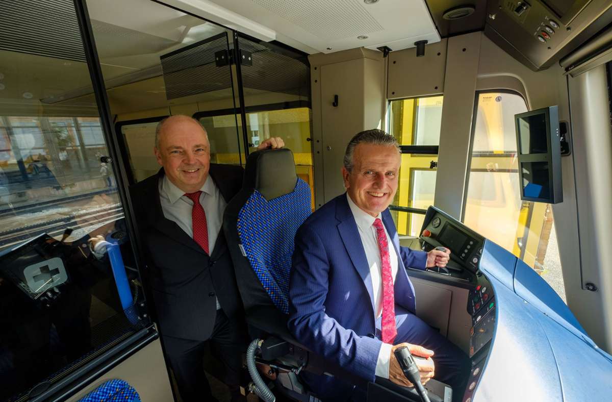 Mächtig stolz auf die neuen Bahnen: SSB-Aufsichtsratsvorsitzender OB Frank Nopper (r.) und SSB-Chef Thomas Moser
