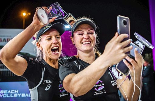Ein Selfie der Siegerinnen: Karla Borger (li.) und Julia Sude. Foto: dpa
