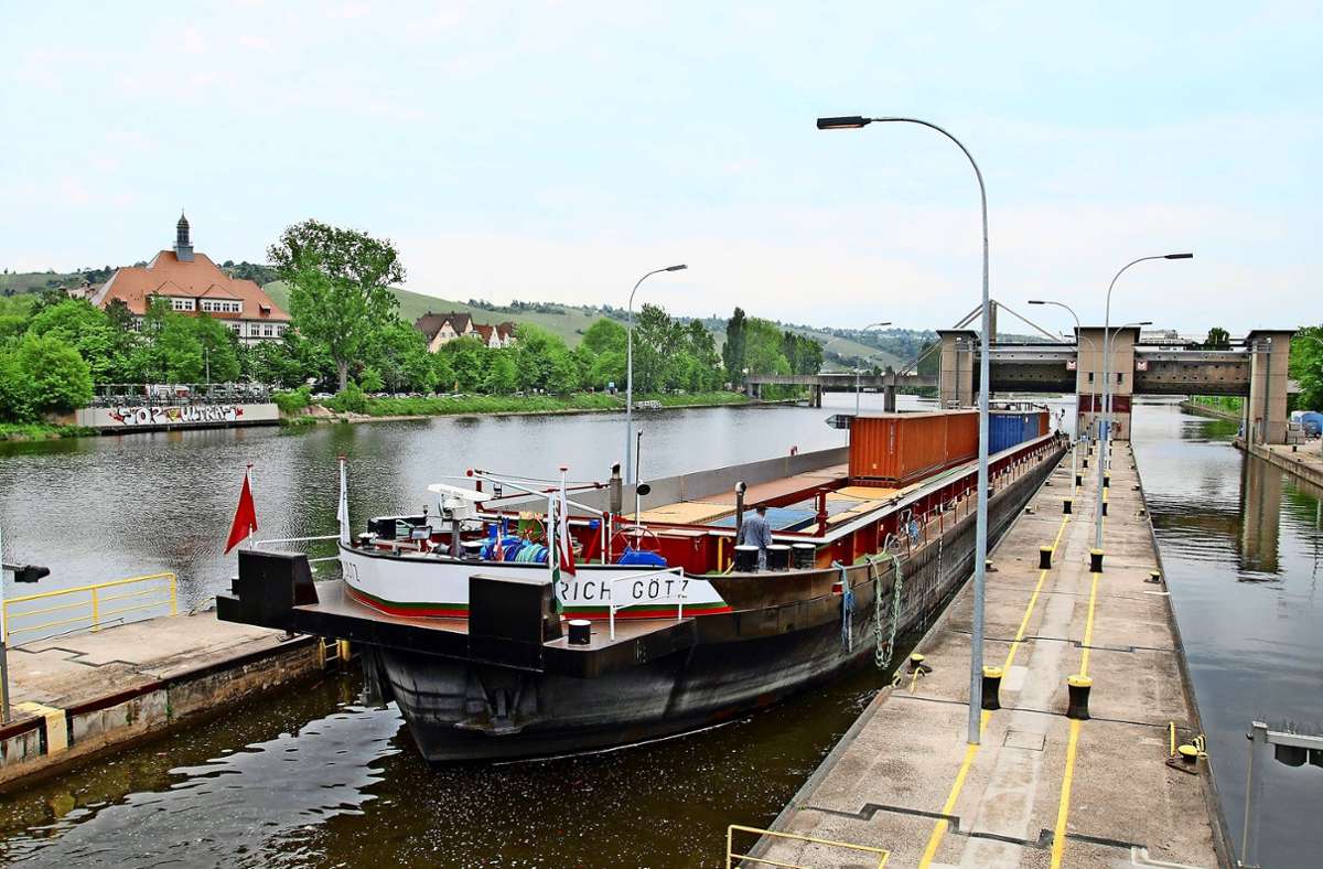 Seit Jahren kämpfen die Binnenschifffahrt, die Häfen und die Wirtschaft dafür, dass die Neckarschleusen auf 135 Meter verlängert werden. Der Bund verzögert den Ausbau. Foto: Mathias Kuhn