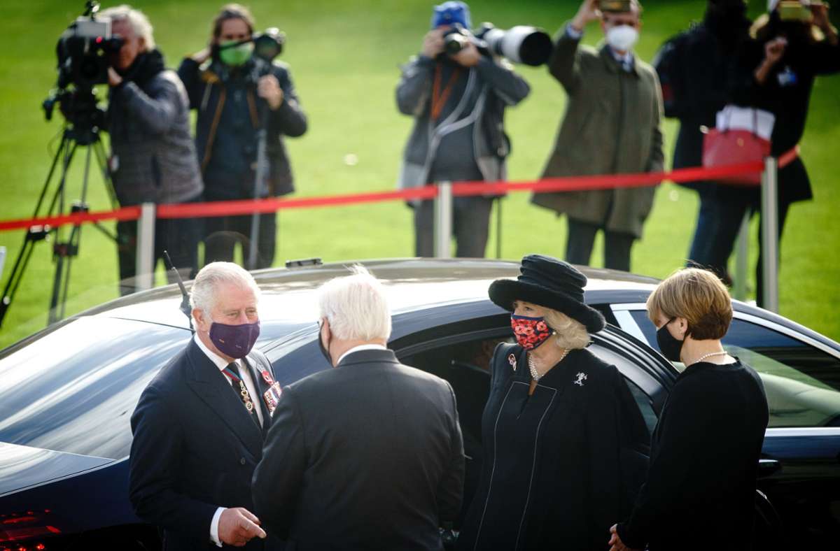 Prinz Charles (l.) und seine Ehefrau Camilla (2.v.r.) werden von Bundespräsident Frank-Walter Steinmeier und seiner Frau Elke Büdenbender...