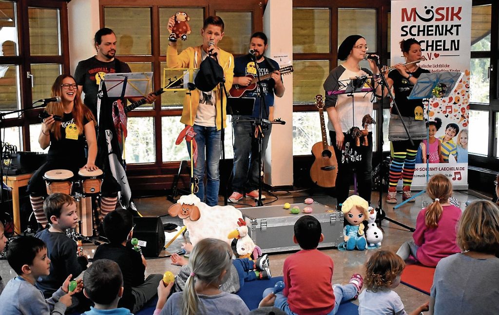 UHLBACH:  Annika Allinger mit Ehrenamtsband auf Konzerttour für kranke Kinder: Musik lässt Kinderaugen leuchten