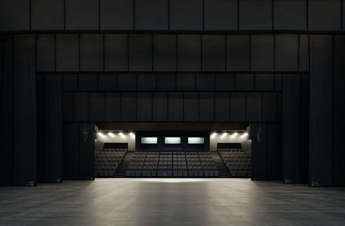 Die Probebühne verfügt über 200 Zuschauerplätze; von den Proportionen her ist sie ein Abbild der Bühne im Opernhaus, das ermöglicht einen Original-Kulissenaufbau und ideale Proben-Konditionen für das Stuttgarter Ballett und die Tanzschüler.