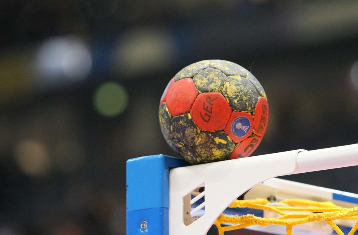 Bleibt der Handball bald liegen? Vor allem auf Verbandsebene gibt es nicht mehr genügend Schiedsrichter, um den Spielbetrieb zu gewährleisten. Foto: dpa/Franz-Peter Tschauner