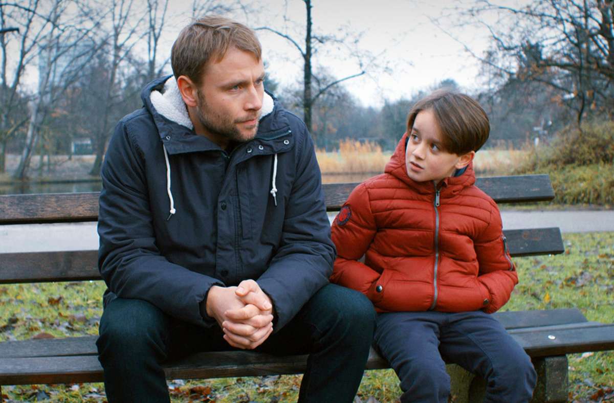 Der Pädophile Markus (Max Riemelt, li.) hat genau das, was er meiden muss: ständigen Kontakt zum kleinen  Arthur (Oskar Netzel).