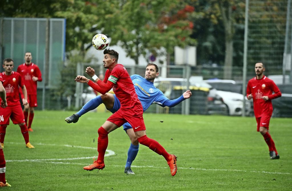 Der Fußball-Bezirksligist Spvgg Cannstatt kommt gegen Schlusslicht TV Zuffenhausen über ein 1:1 nicht hinaus: Hoch, weit, ungenau