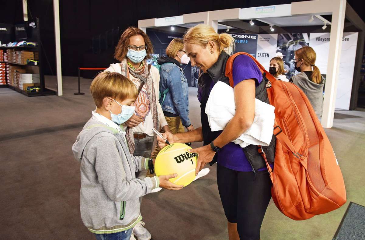 Ganz wichtig: ein Autogramm von den Tennisstars Foto: Pressefoto Baumann/Hansjürgen Britsch