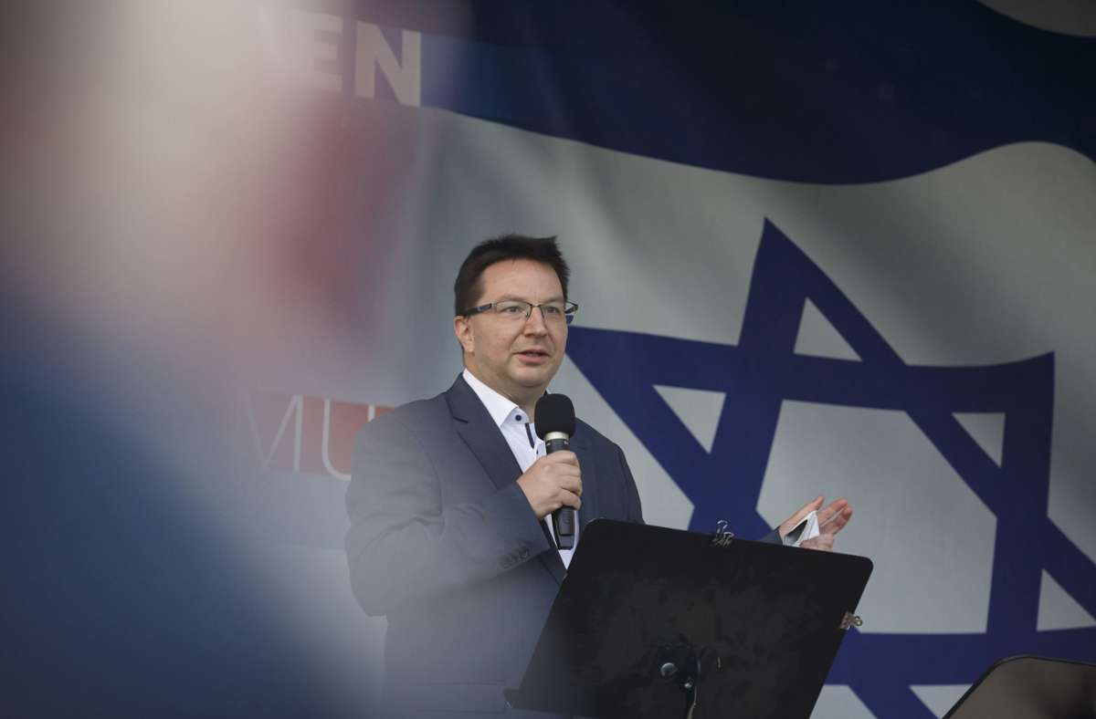 Der Beauftragte der Landesregierung gegen Antisemitismus, Michael Blume, bei einer Kundgebung in Stuttgart Foto: Lichtgut/Julian Rettig