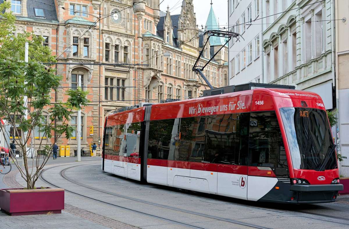 Kurioses aus Braunschweig: Zwei 23-Jährige kapern Straßenbahn - und nehmen Passagiere mit