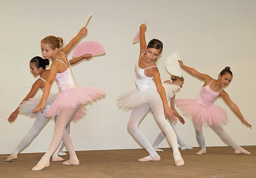 Zu dem Programm auf der Bühne gehören Einlagen von jungen Ballett-, später HipHop-Tänzerinnen unter Leitung von Petra Rosar. Fotos: Eisenmann