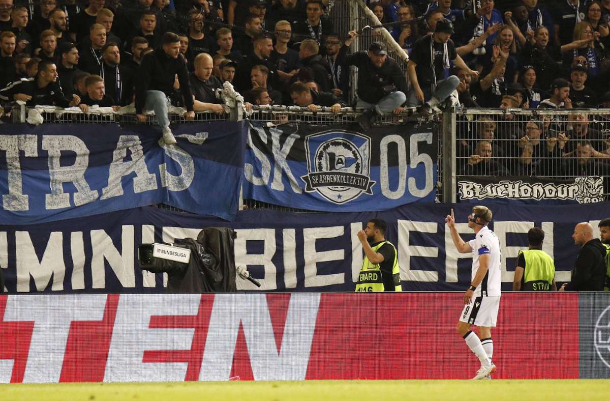 Arminia Bielefelds Kapitän Fabian Klos hat versucht, auf die Fans einzureden.