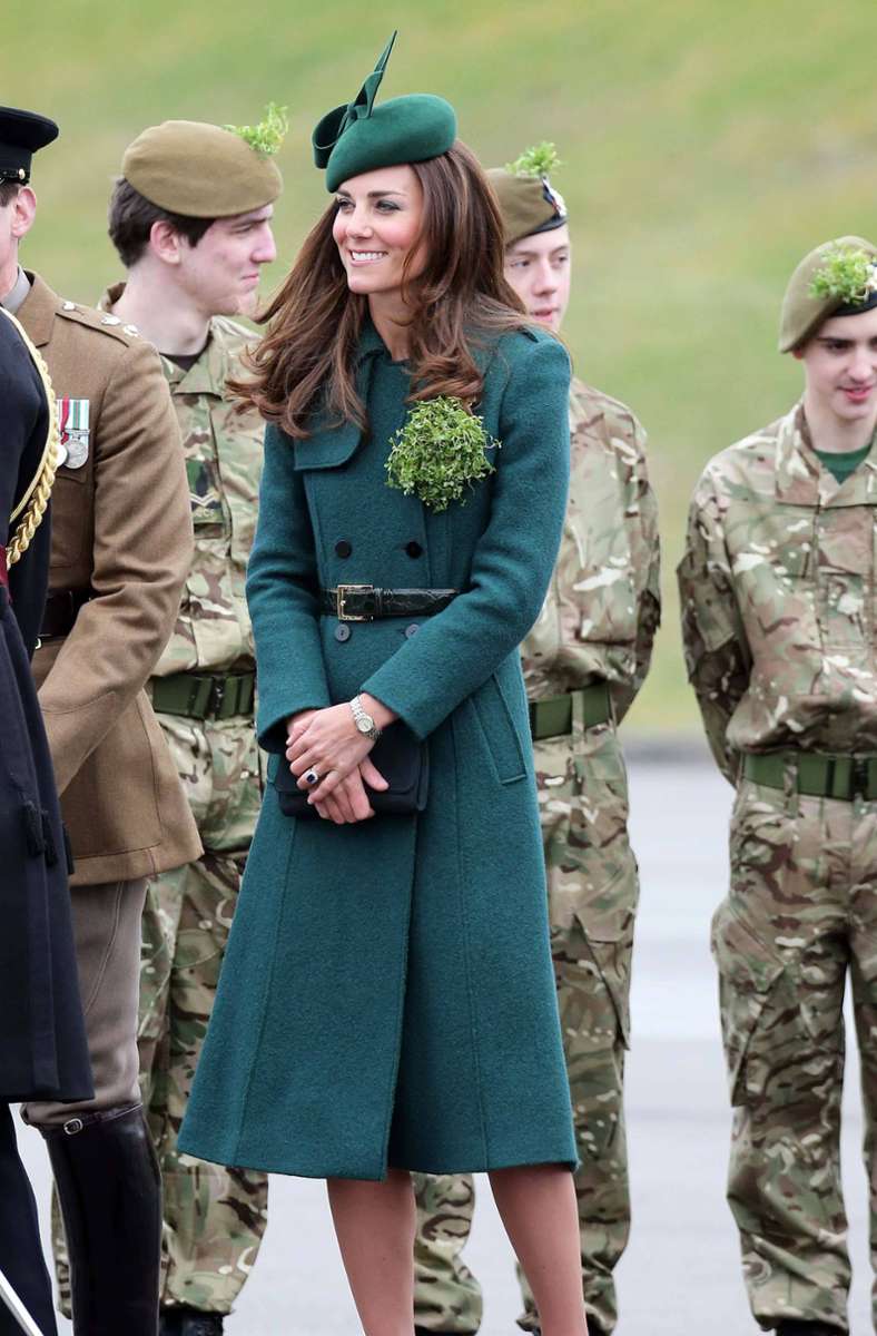 2014: Es grünt so grün am St. Patrick’s Day – Herzogin Kate in einem Mantel des britischen Labels Hobbs.