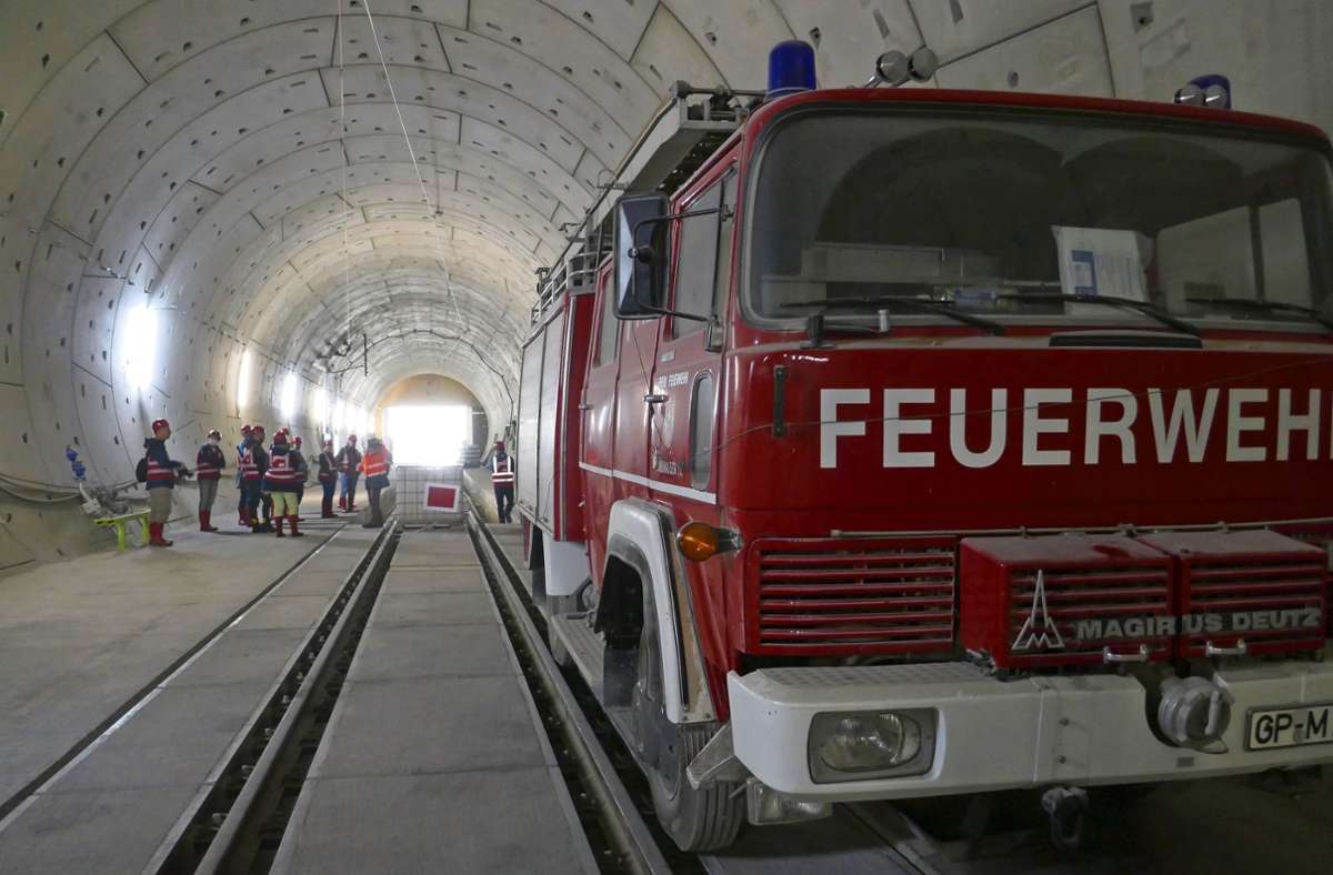Übungen für Notfälle auf der Schnellbahntrasse: Die richtige Taktik bei Feuer im Tunnel