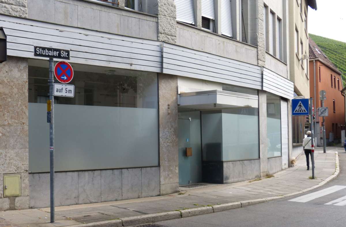 Trauriges Bild: Das ehemalige Friseurgeschäft in der Stubaier Straße.