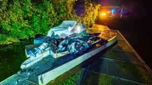 Feuerwehr löscht brennende Boote – Kripo sucht Zeugen
