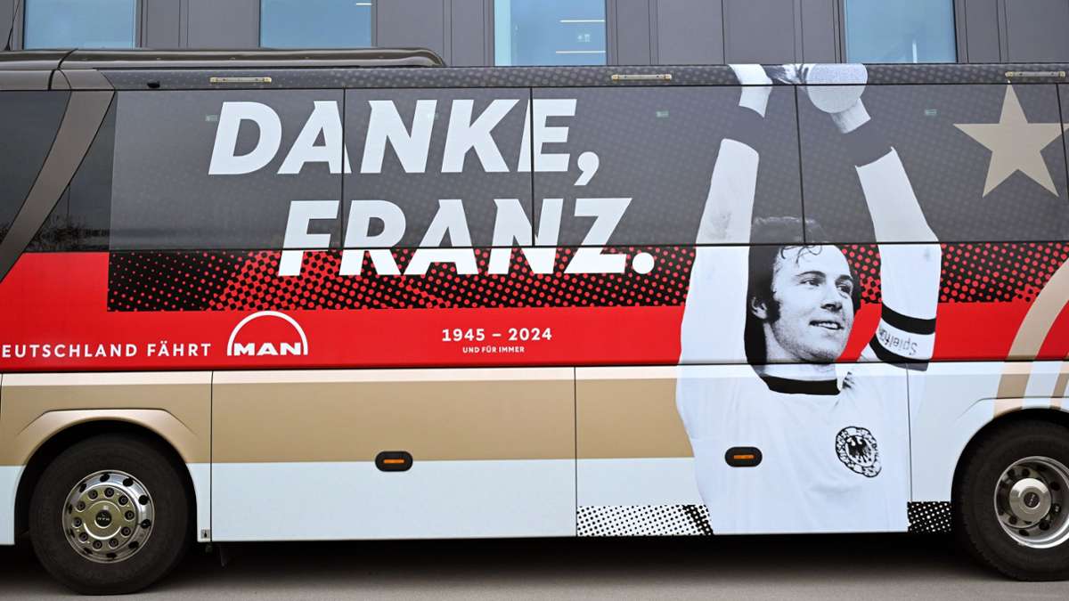 „Danke, Franz“: Bus der DFB-Auswahl mit Beckenbauer-Schriftzug