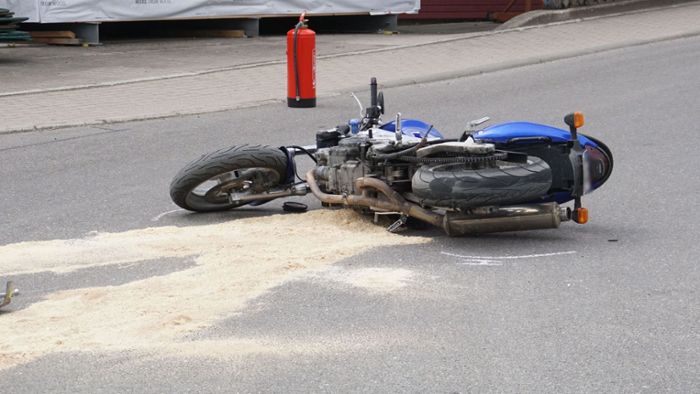 Autofahrer missachtet Vorfahrt - Motorradfahrer stirbt