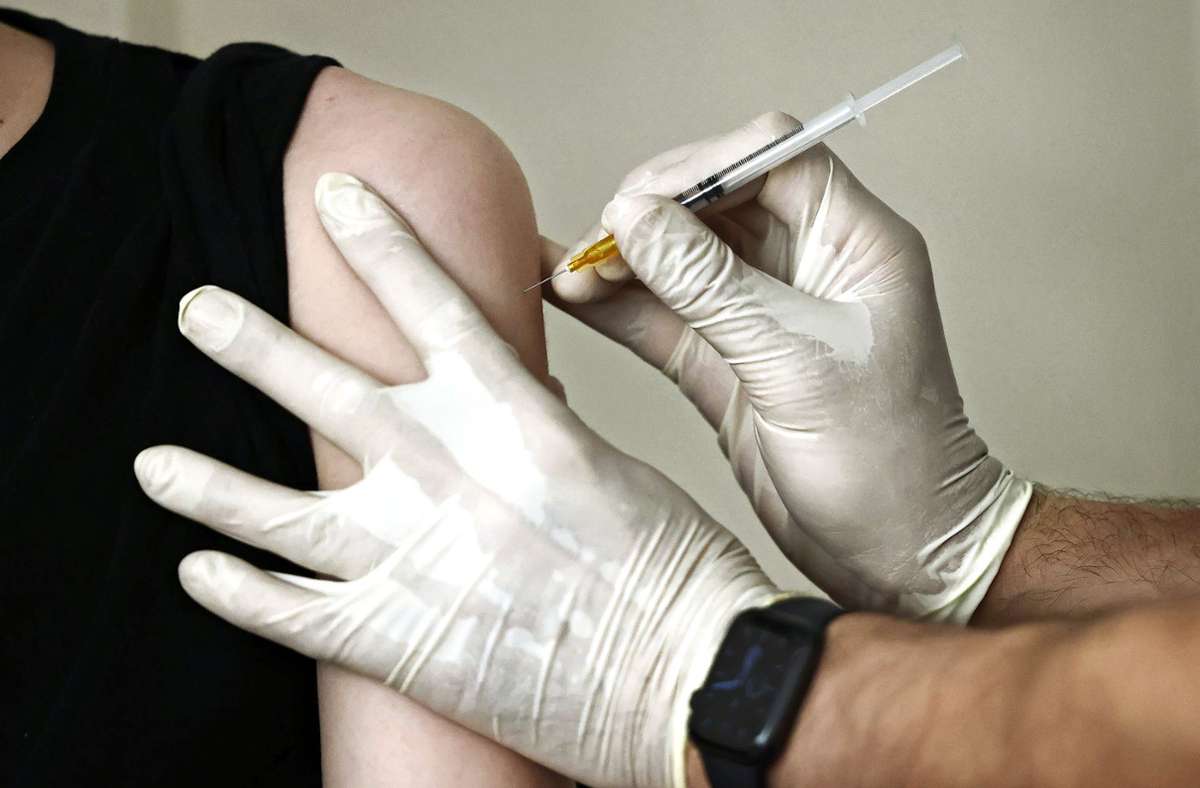 Auch die Betriebsärzte impfen jetzt, wenn auch noch mit relativ wenig Impfstoff. Foto: dpa/Oliver Berg