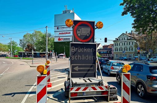 Seit Montag weisen   Warntafeln auf die Brückenschäden und das Lkw-Durchfahrtsverbot hin. Außerdem wird es von Sicherungsposten rund um die Uhr überwacht. Foto: Sebastian Steegmüller