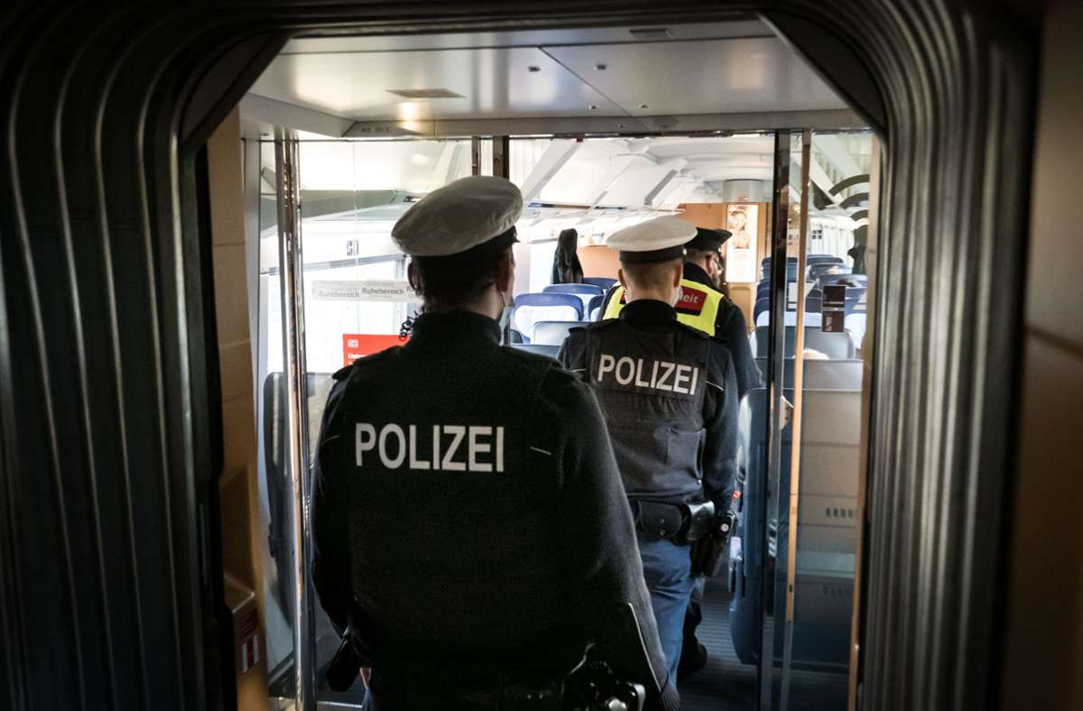 Die Bundespolizei und Sicherheitsleute der Bahn überwachen die Maskenpflicht in Zügen.
