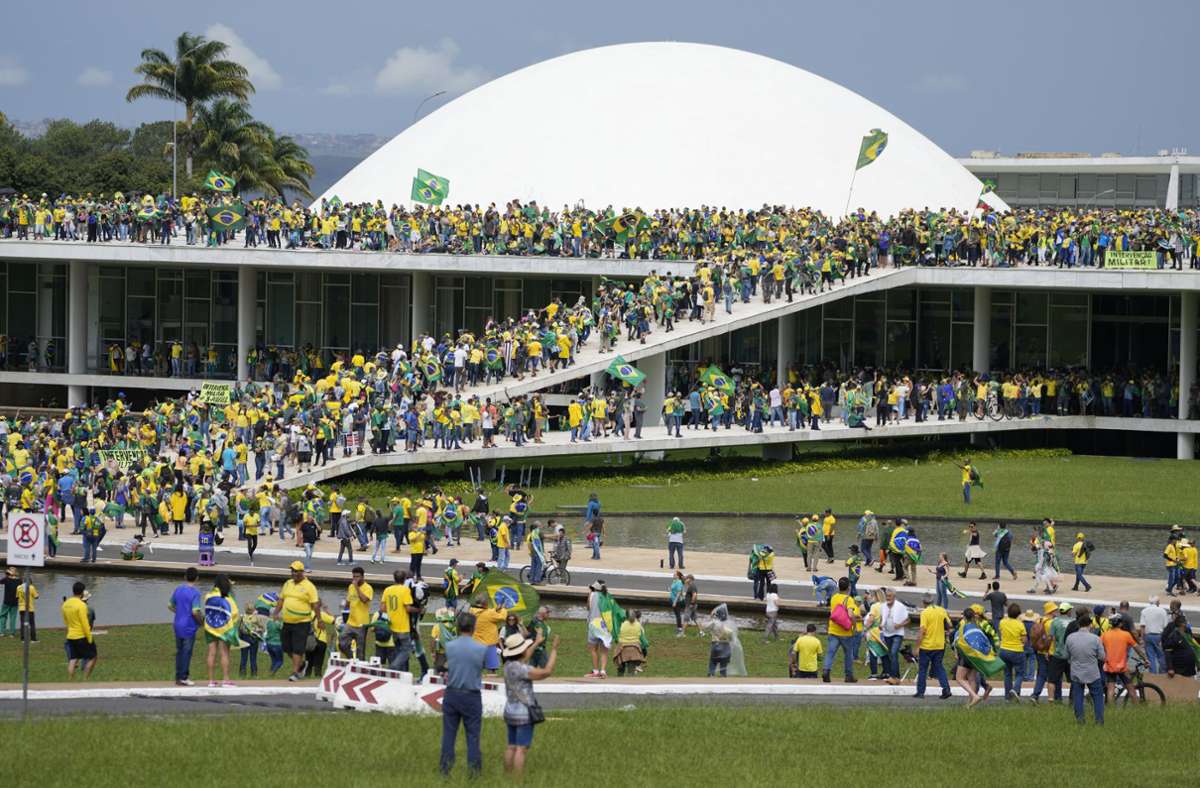 Anhänger des rechtsradikalen brasilianischen Ex-Präsidenten Bolsonaro auf dem Gelände des Parlaments