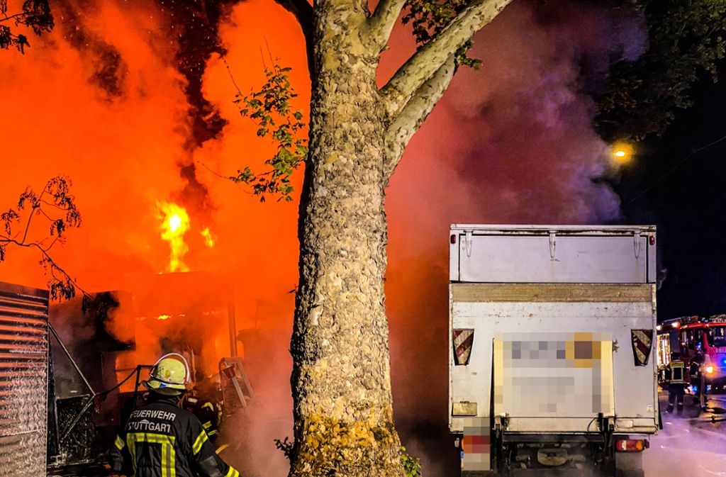 Drei Lastwagen wurden in der Nacht auf Samstag in Stuttgart in Brand gesetzt.