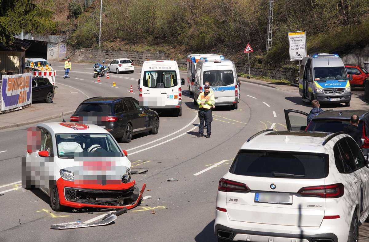 Neue Weinsteige in Stuttgart: Unfall mit Polizeiauto – vier Verletzte und Verkehrschaos