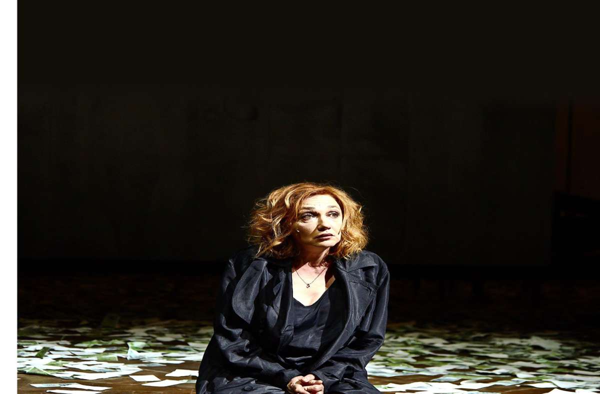Szene mit Evgenia Dodina in der Titelrolle von Dürrenmatts „Der Besuch der alten Dame“ im Schauspielhaus Stuttgart