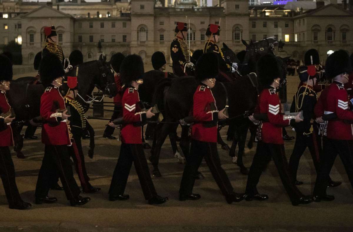 In der Nacht finden Proben für die Prozession des Sarges von Queen Elizabeth II. statt.