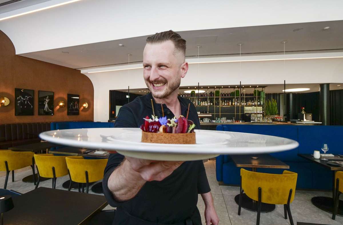 Ein Kunstwerk: Sven Lacher serviert seine Tartelette mit Gänsestopfleber