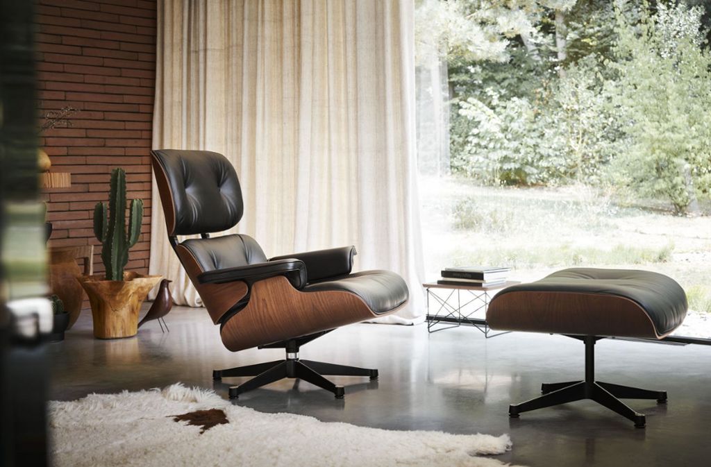 Perfekt für lange Lesenachmittage. Die US-Designer Charles und Ray  Eames entwarfen den heute von Vitra produzierten Lounge Chair & Ottoman im Jahr 1956. Rätselfragen zu diesem und anderen Klassikern der Gestaltung finden sich in der Bildergalerie.