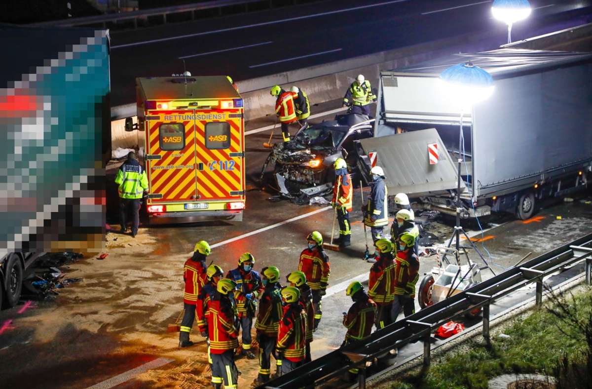 Unfall auf A8 bei Merklingen: Lkw-Fahrer übersieht Stauende – vier Verletzte und lange Sperrung
