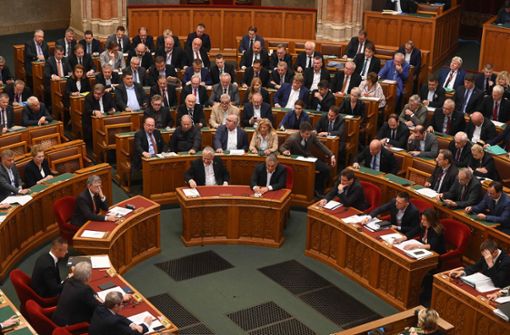 Das Parlament in Ungarn stimmt für mehrere Anti-Korruptionsgesetze. Doch viele EU-Parlamentarier glauben nicht, dass sich das Land nun wieder in Richtung Demokratie bewegt. Foto: AFP/ATTILA KISBENEDEK