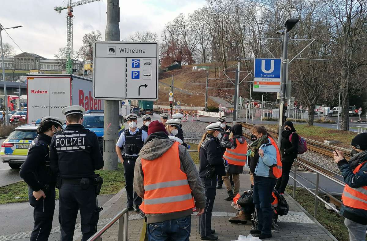 Verkehrsbehinderungen in Bad Cannstatt: Klimaaktivisten blockieren erneut die B10 – Polizei rückt an